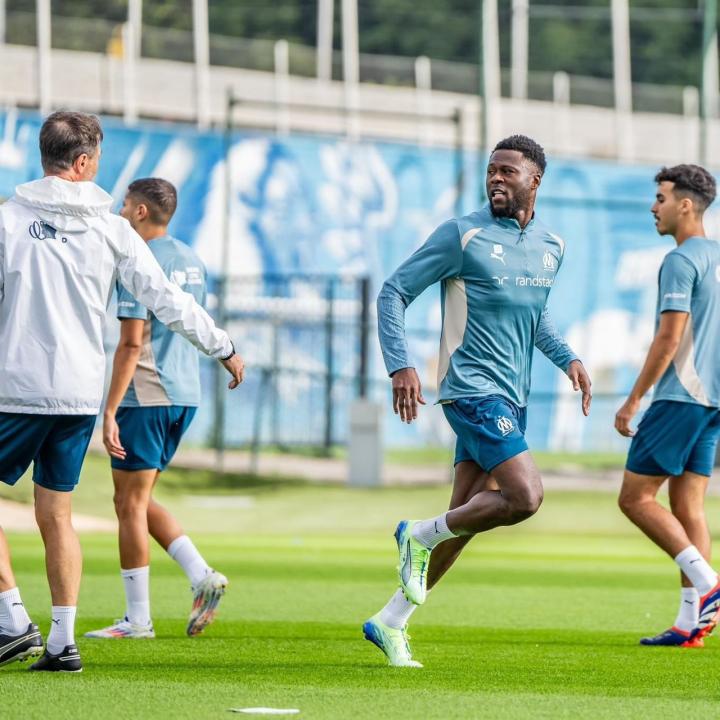 Chancel Mbemba en pleine séance d'entraînement avec l'équipe professionnelle de l'OM.