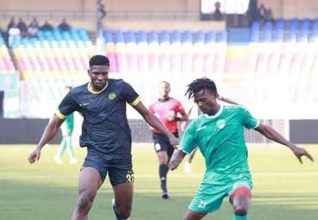 Un joueur de l'AS Maniema Union en duel avec celui du DCMP, au Stade des Martyrs.