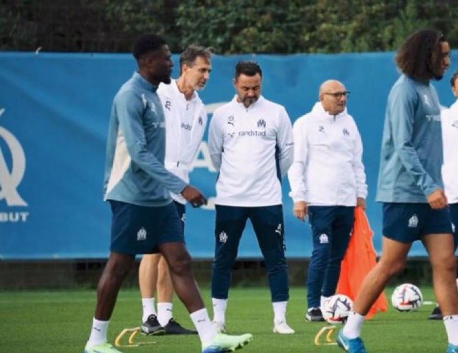 Chancel Mbemba, Roberto De Zerbi, et quelques membres du staff technique de l'OM, lors d'une séance d'entraînement.