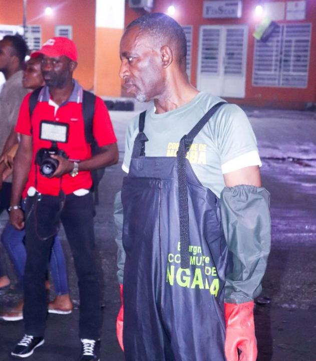 Le Bourgmestre Aimé-Francis Lolinga en pleine opération de lutte contre l'insalubrité à Ngaba