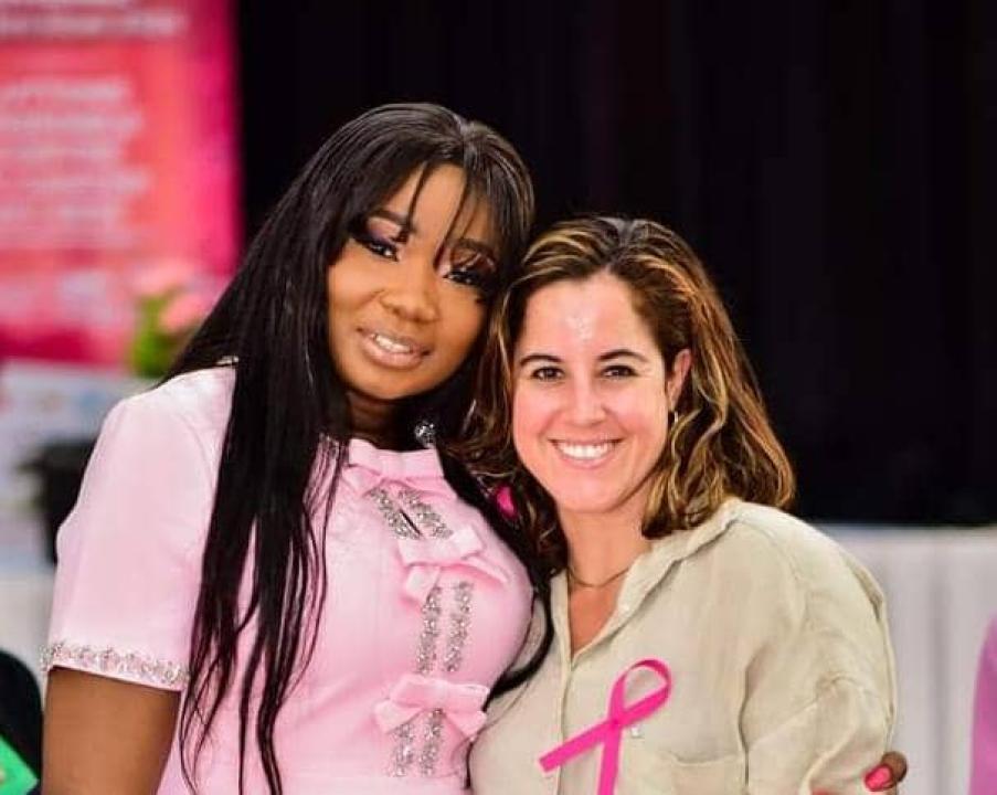 La directrice exécutive de l'ONG Wife, Christelle Vuanga, et une sociétaire de l'OMS, au Palais du peuple.