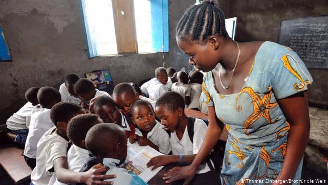 Une enseignante supervisant un exercice dans une salle de classe au Nord-Kivu / Photo d'illustration.