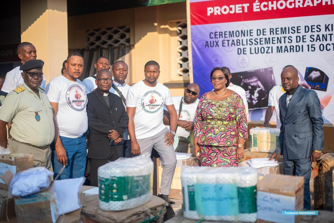 La présidente de la Fondation Ngudianza et son équipe devant les kits d’échographie à Luozi