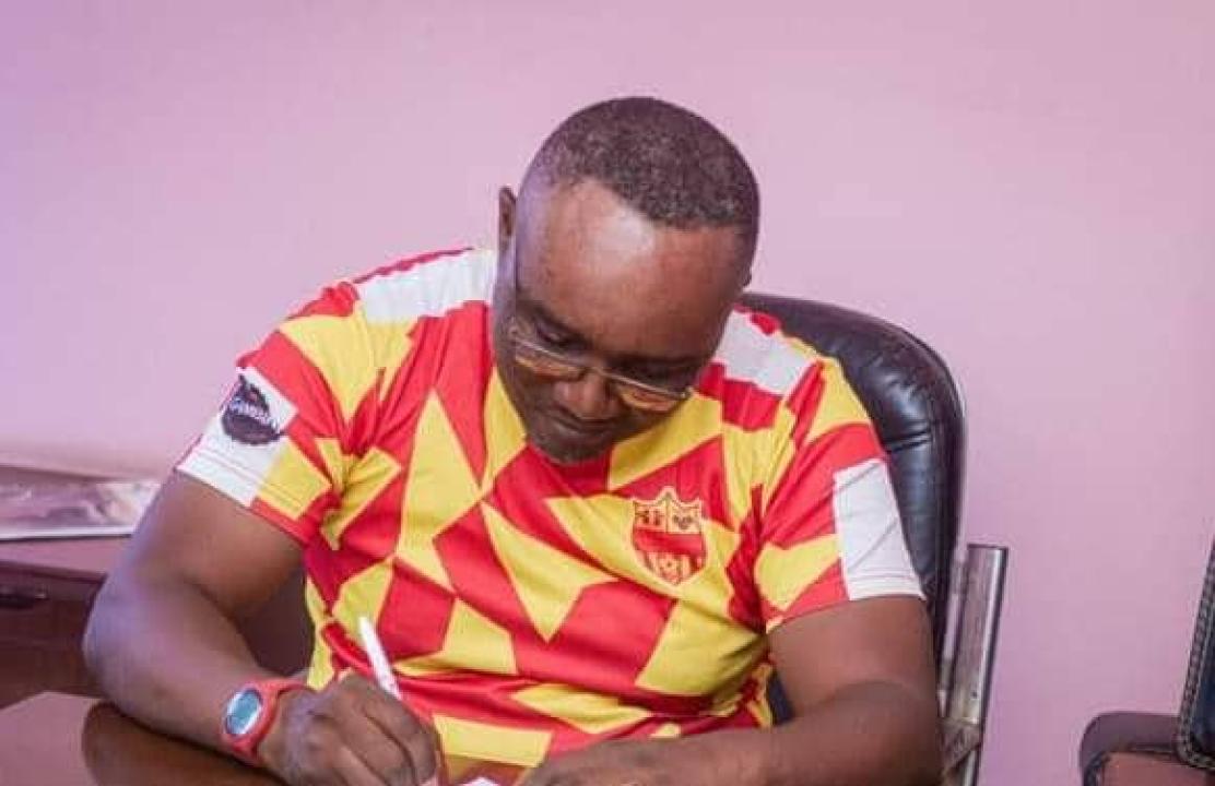 L'entraîneur John Birindwa lors de sa signature à Sanga Balende.
