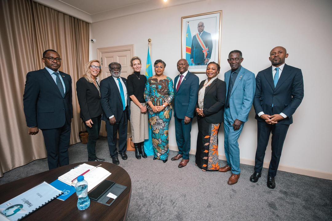 La Première Ministre Judith Suminwa pose avec la délégation de congolais vivant en Belgique et le porte+parole du gouvernement Patrick Muyaya