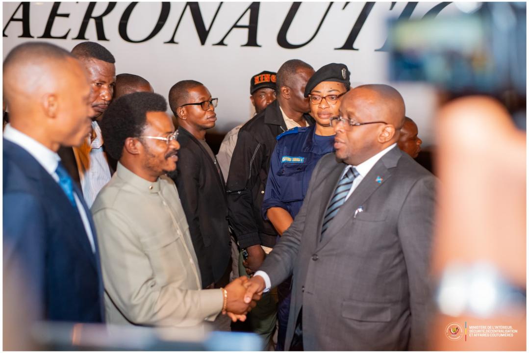Le VPM de l'intérieur Shabani à son arrivée à l'aéroport de Kisangani