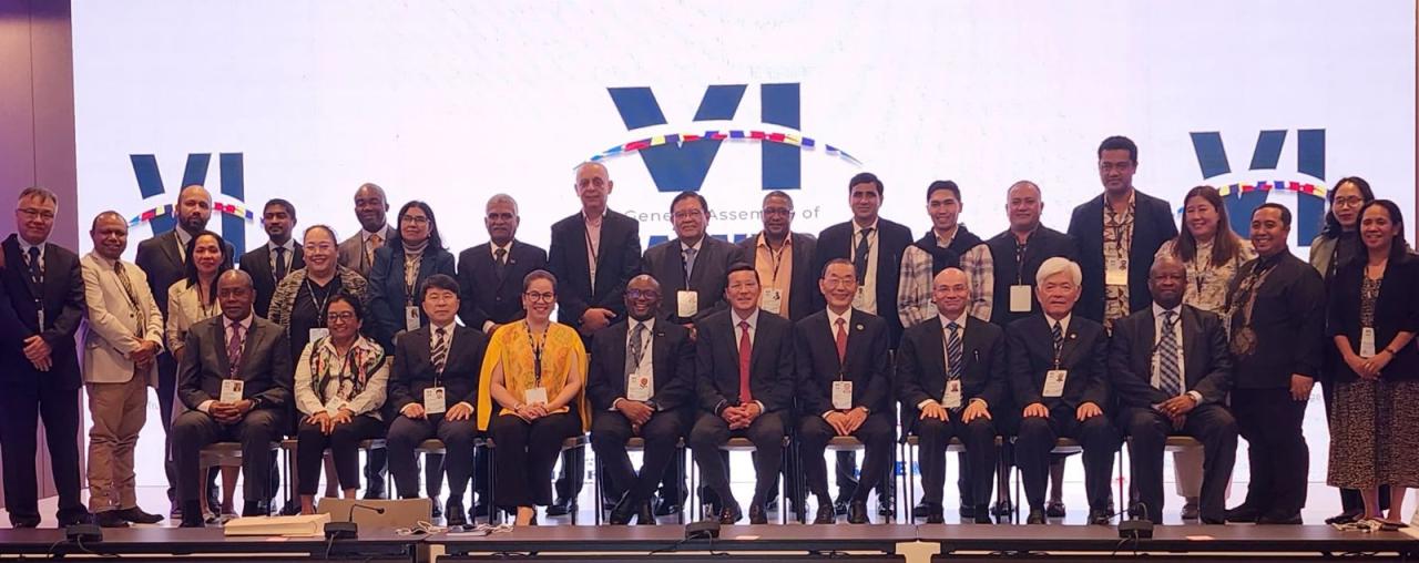 Une photo de famille entre les membres de l'Assemblée mondiale des organes de gestion électorale lors d'une réunion préparatoire, mardi 22 octobre 2024