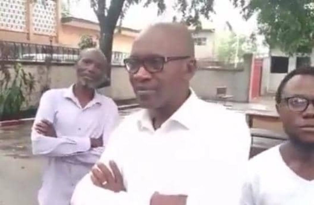 Daniel Safu et ses proches, dans une paroisse à Kinshasa.