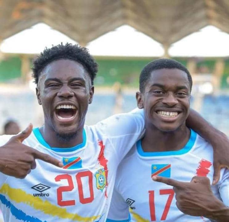 Deux internationaux congolais, Nathanaël Mbuku et Noah Sadiki, à Dar es Salam.