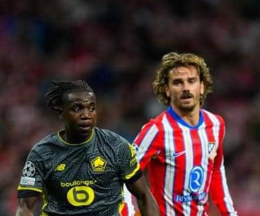 Le milieu du terrain congolais de Lille, Ngal'ayel Mukau, et Antoine Griezmann.