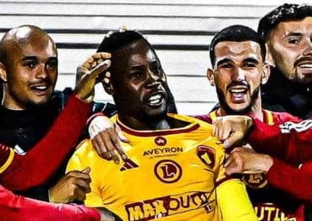 Lionel Mpasi en pleine célébration de son but avec ses coéquipiers de Rodez.