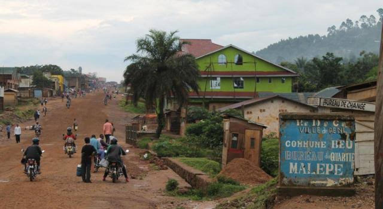 L'état d'une route dans la ville de Beni