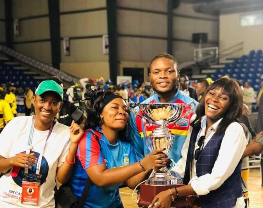 Le boxeur Pita Kabeji et quelques supporters de la RDC.