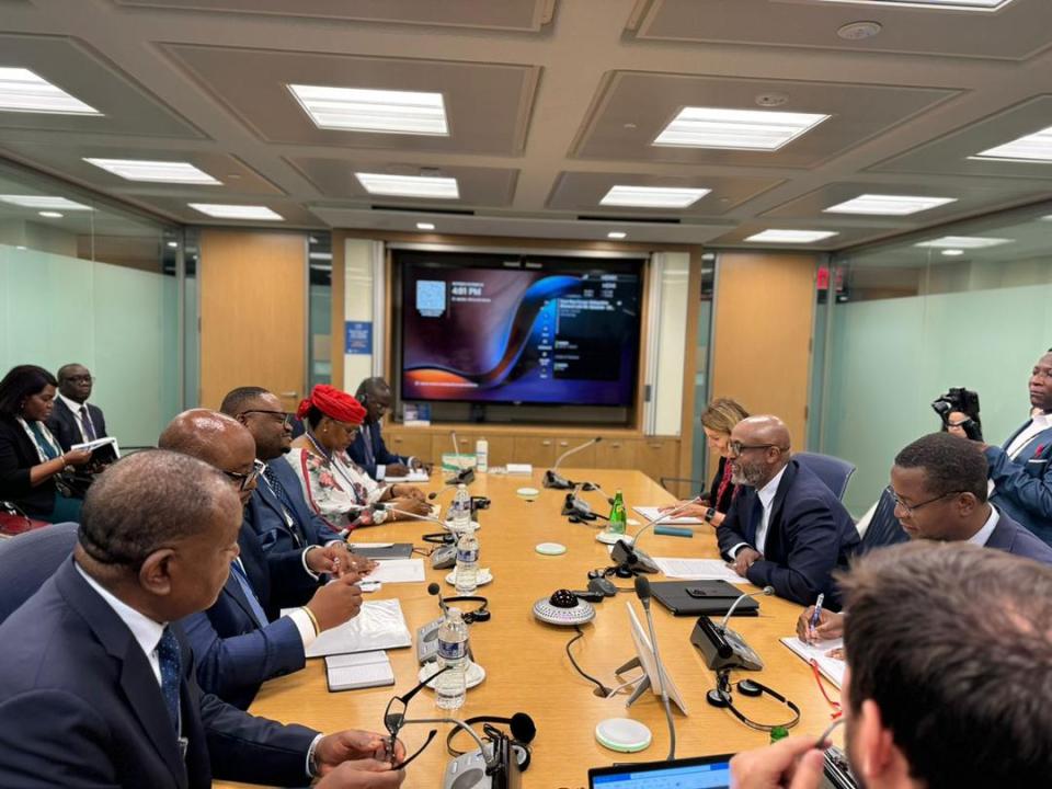 Le ministre des finances et la gouverneure de Banque centrale du Congo avec l’équipe Afrique du FMI