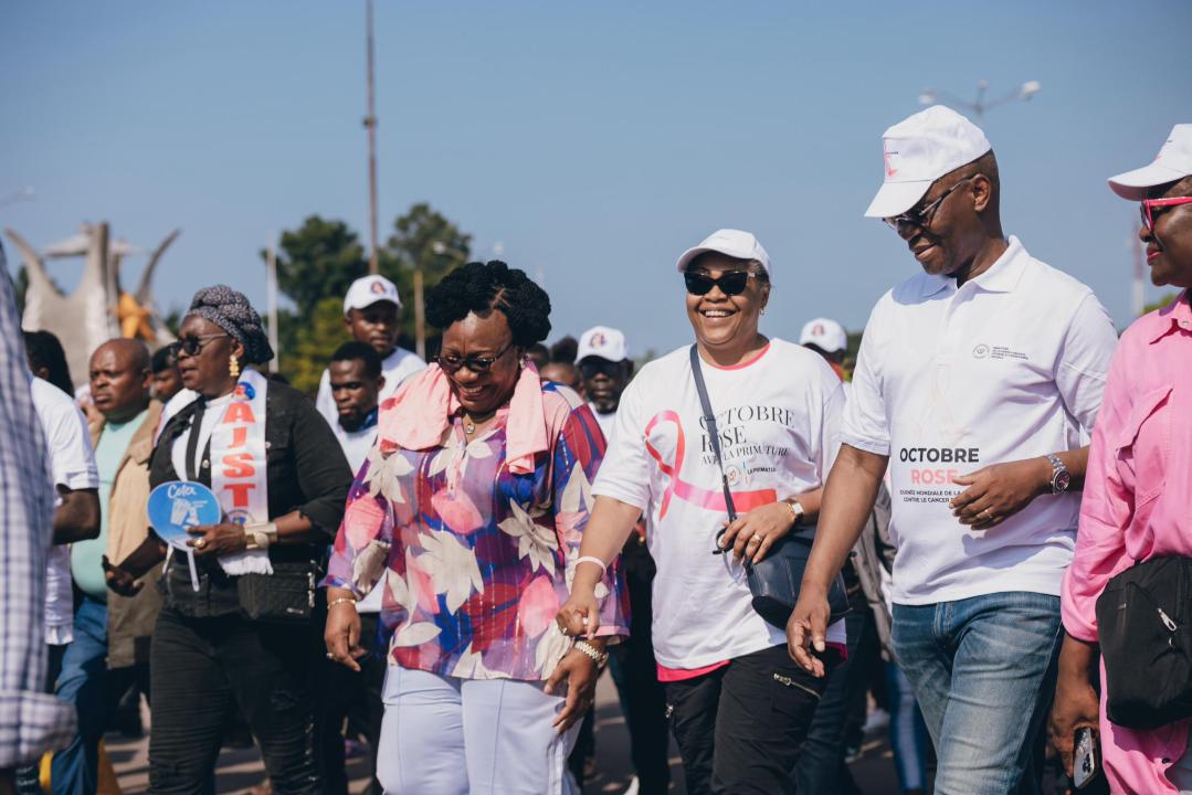 La Première Ministre Judith Suminwa Tuluka, du ministre de la Santé, Roger Kamba, lors de la marche de santé pour la lutte contre le cancer du sein