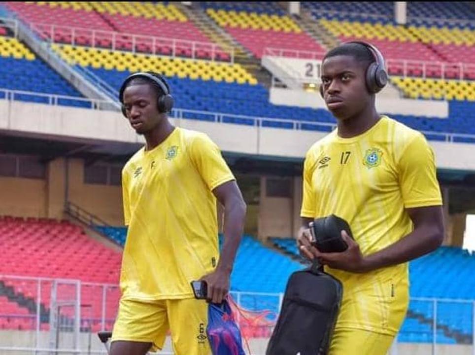 Ngal'ayel Mukau ( à gauche) avec son coéquipier en sélection nationale, Noah Sadiki ( à droite).