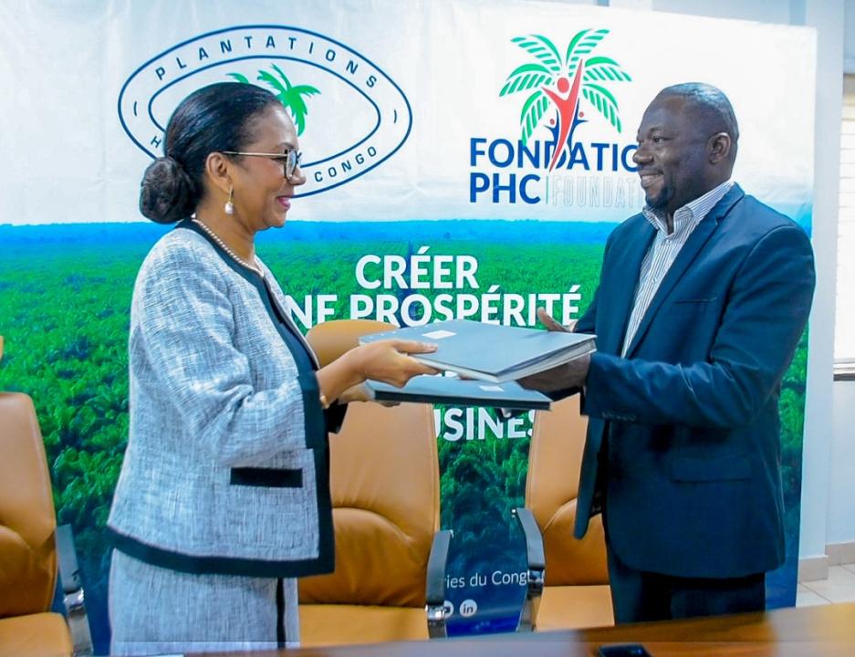 Mme Monique Gieskes, Directeur Général de PHC, et M. Junior Tchiteya, Directeur Exécutif de SAVE TOMORROW, procédant à l’échange des documents après la signature du protocole d'accord entre les deux organisations