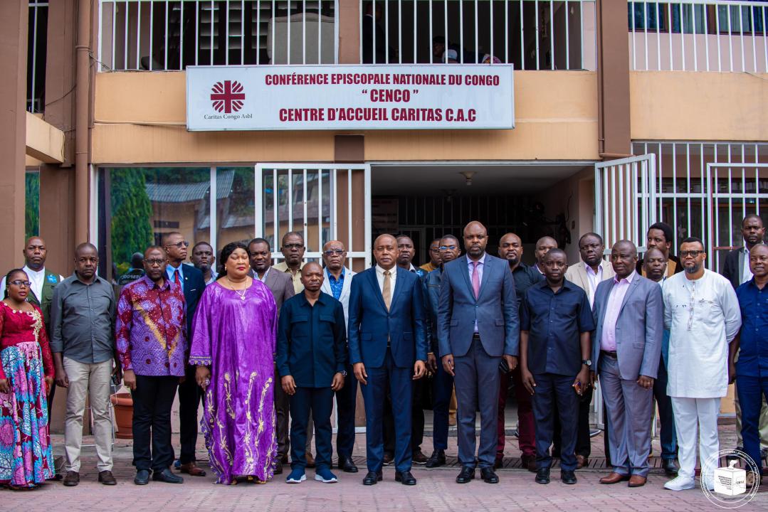 Une photo de famille entre le Président de la CENI Denis Kadima, les membres de la centrale électorale et les formateurs électoraux, vendredi 01 novembre 2024