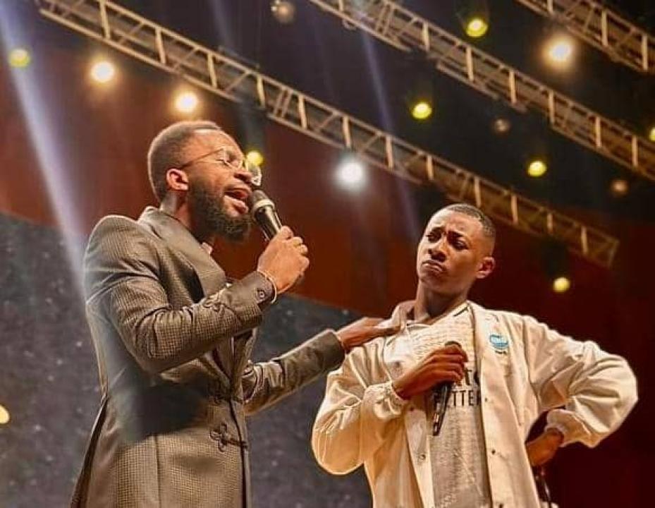 Herman Amisi et l'humoriste gabonais "Chambre à louer", au Centre financier de Kinshasa.