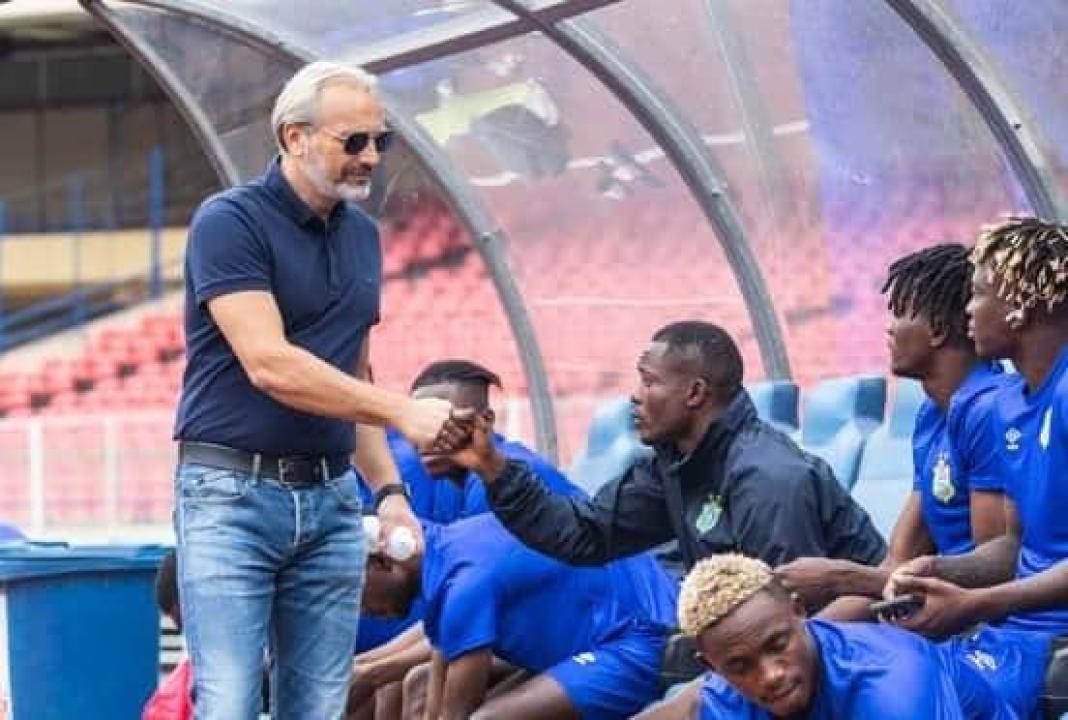Sébastien Desabre et quelques Léopards locaux, au Stade des Martyrs.