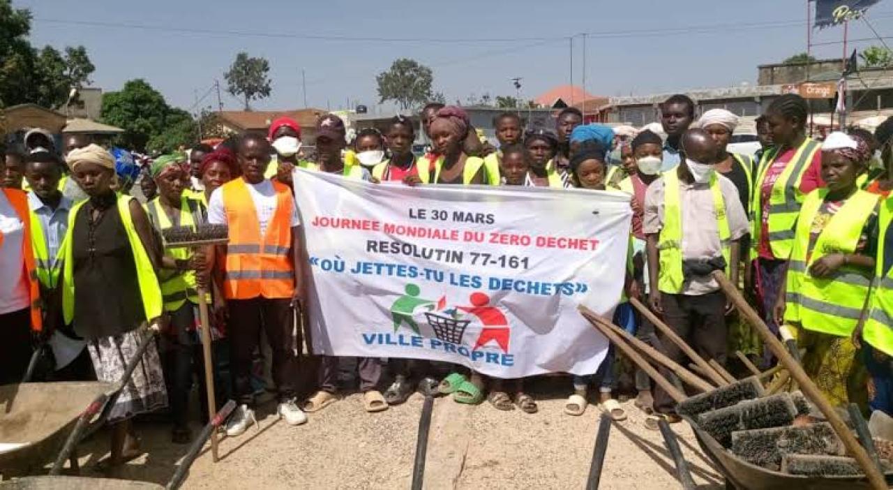 Des jeunes récrutés par l'ONG Ville Propre à Bunia.