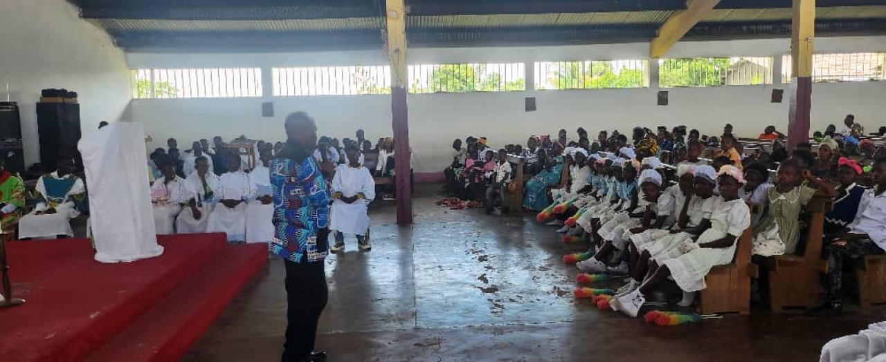 Le Directeur de la communication de la CENI intervenant lors  d'une célébration eucharistique à Saint-Paul de Masi- Manimba