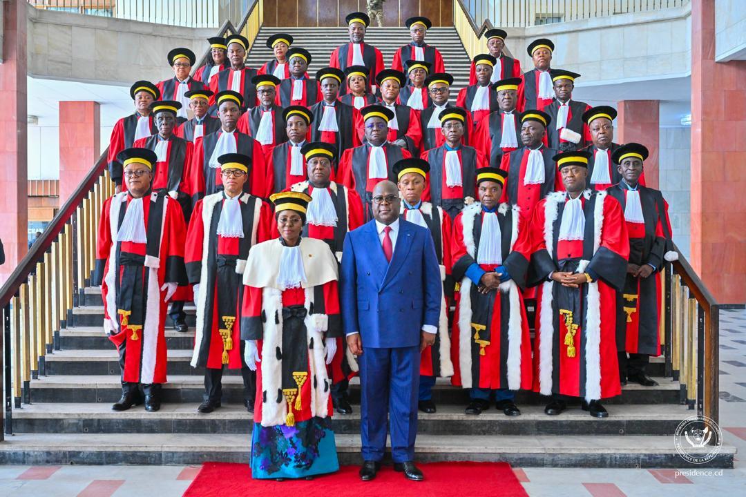 Le Président de la République Félix Tshisekedi et les hauts magistrats, après l’audience solennelle et foraine de la rentrée judiciaire 2024-2025 du Conseil d’État.