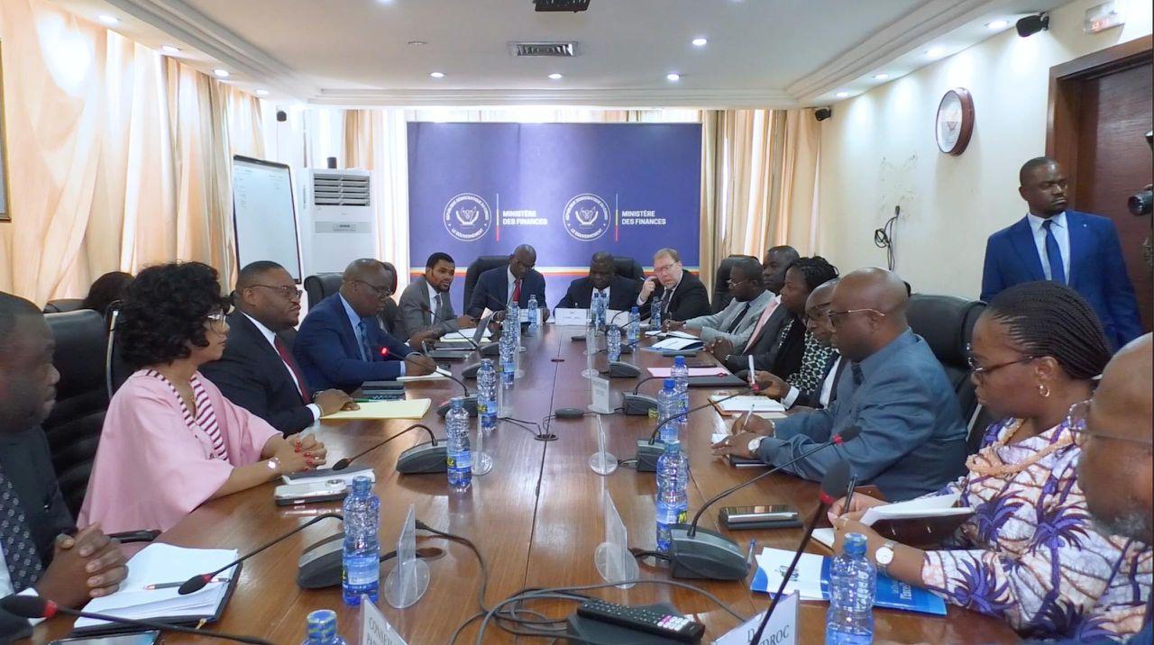 Le ministre des Finances Doudou Fwamba en séance de travail avec les producteurs pétroliers