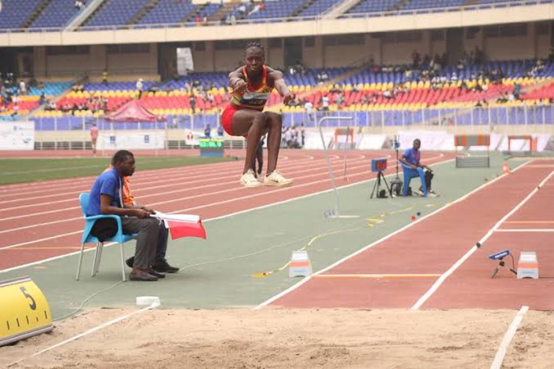 Une athlète en pleine tentative du saut en longueur lors des IXè jeux de la francophonie au Stade des martyrs