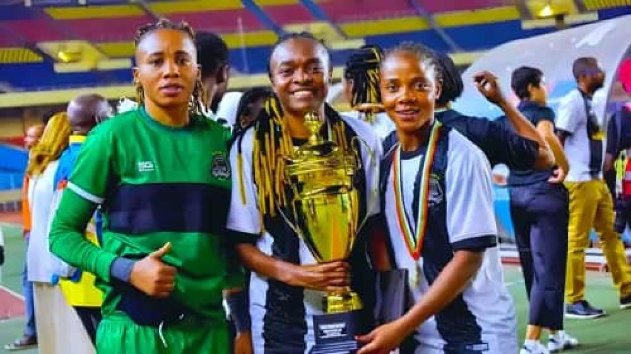Les joueuses du FCF Mazembe après leur sacre au tournoi de l'UNIFAC au Stade des martyrs.