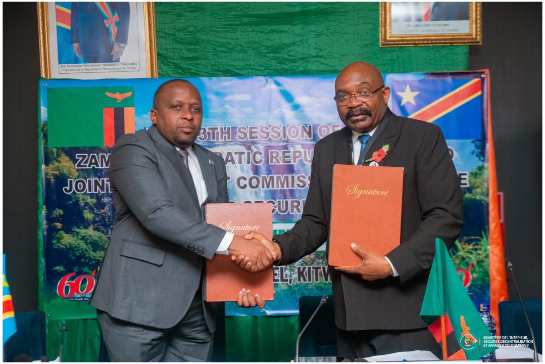 Le VPM de l'intérieur Jacquemain Shabani et son homologue zambien Ambroise Lwiji Lufuma.