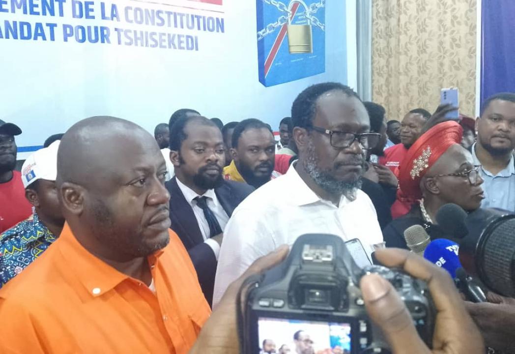 Ados Ndombasi, Delly Sessanga et Bernadette Tukwaulu, devant la presse.