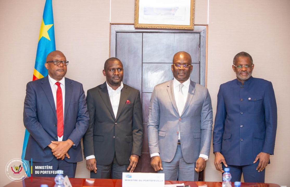 Ministre du Portefeuille et le personnel du Gold training