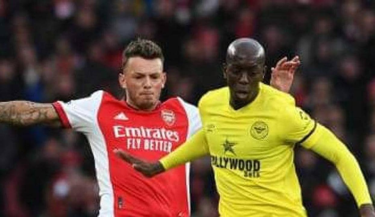 L'attaquant congolais de Brentford FC, Yoane Wissa en duel avec le défenseur d'Arsenal, Ben White.