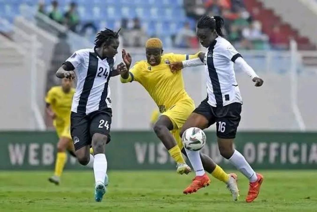 Les joueuses du FCF Mazembe dans un duel lors du match contre les aigles de la Médina au Maroc