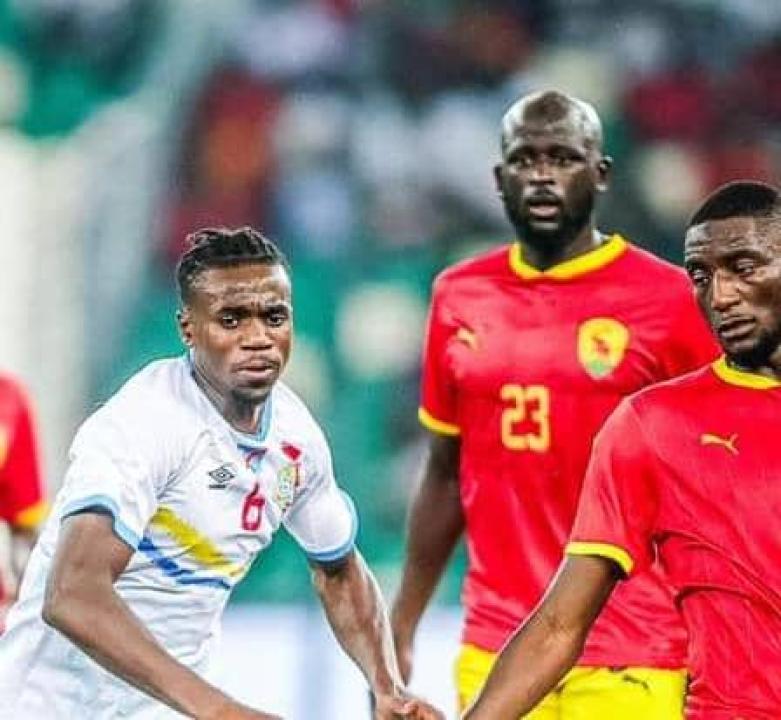 Le milieu du terrain congolais, Ngal'ayel Mukau en duel avec le buteur guinéen Serhou Guirassy. 