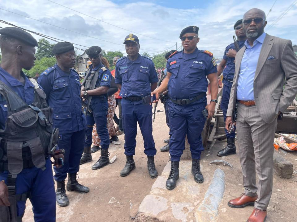 Le Général Blaise Kilimbalimba lors d'une descente au marché de Pompage dans la commune de Ngaliema