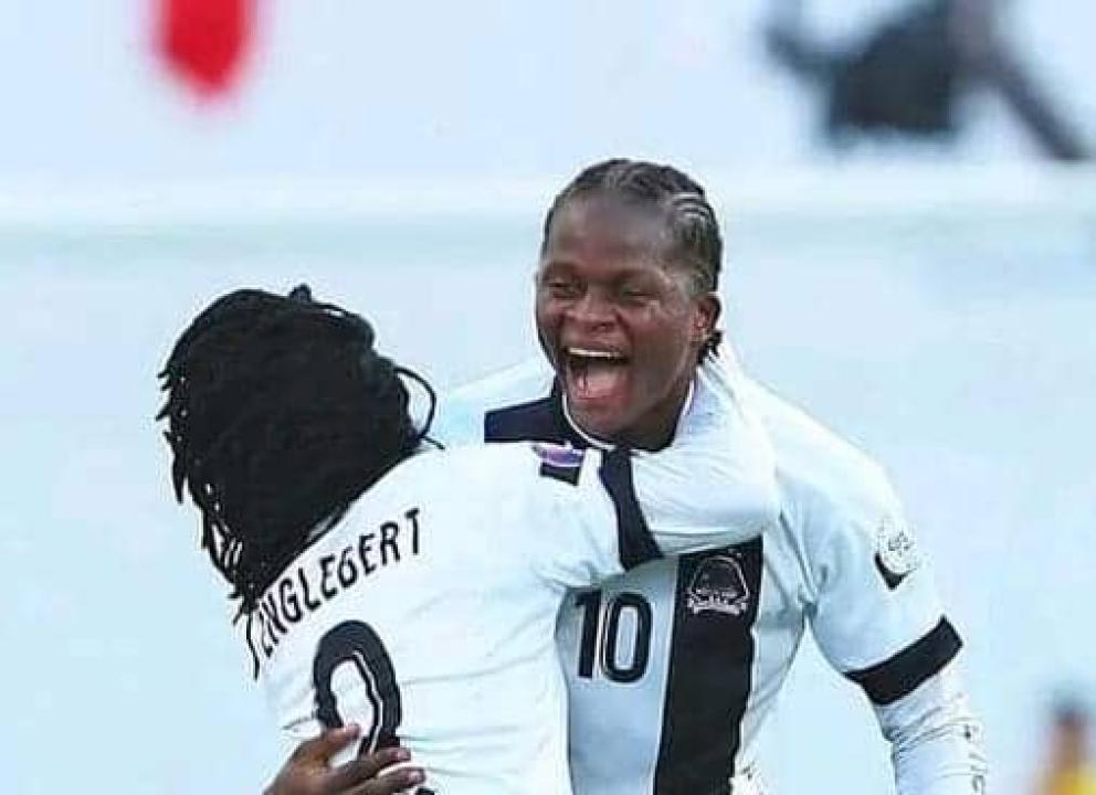 Deux joueuses de Mazembe en pleine célébration d'un but.