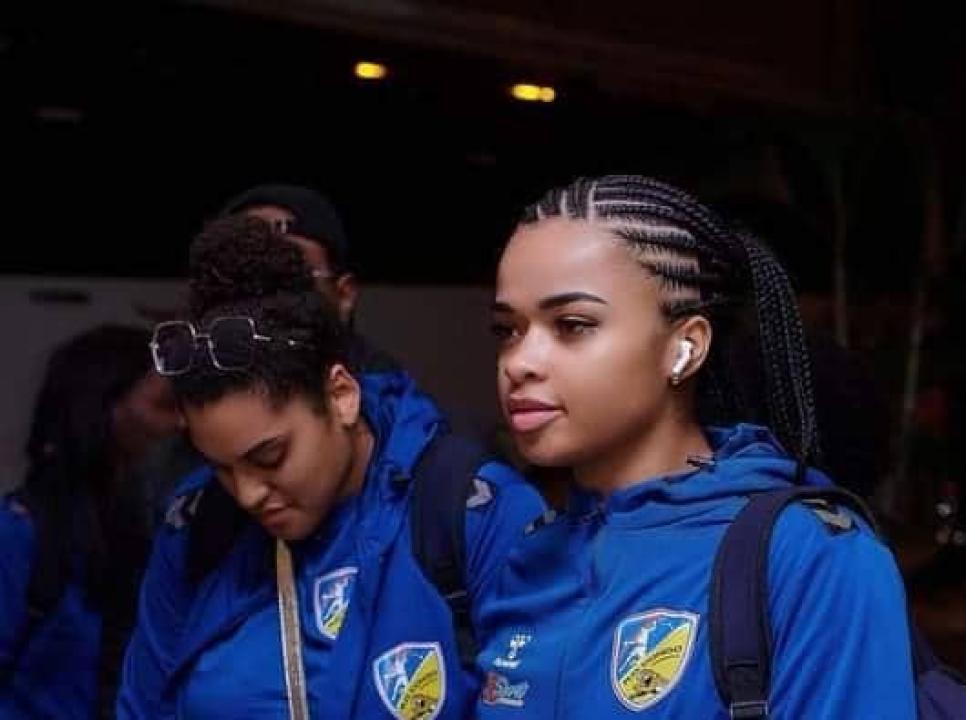 Deux Léopards dames handball, à l'aéroport international de N'djili.