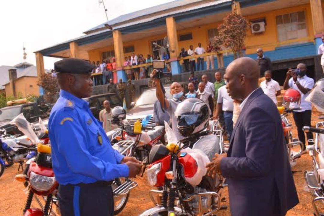 Le Gouverneur Corneille Katisamba Makubuli remettant un échantillon des motos à l'inspection provinciale de la Police.