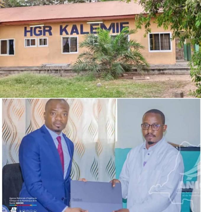 Le DG de l'ANICNS remettant un échantillon des matériels informatiques au Médecin directeur de l'Hôpital Général de Référence de Kalemie