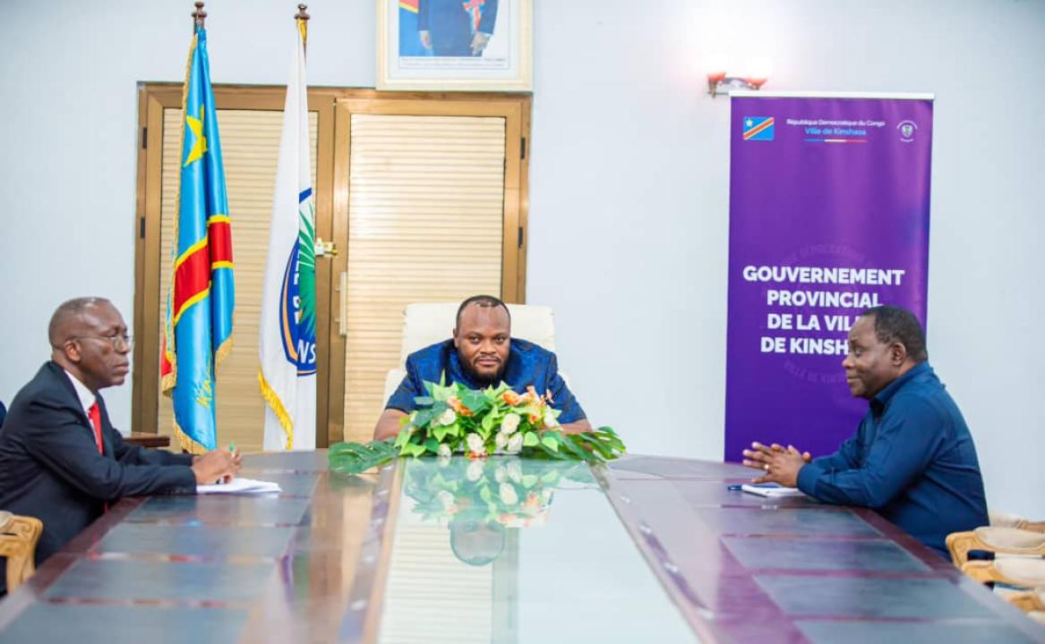 Le Gouverneur de Kinshasa Daniel Bumba et la délégation de la commission ad hoc salubrité et constructions anarchiques, dirigée par Matata Ponyo, jeudi 21 novembre 2024