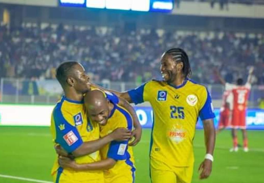 Trésor Mputu, Yousouf Mulumbu et Dieu-merci Mbokani en pleine célébration d'un but lors d'un match de gala à Kinshasa.