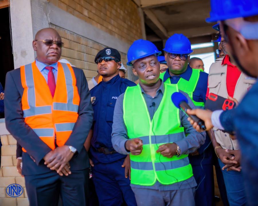 Le ministre de l'emploi et travail Ephraïm Akwakwa, entouré à sa gauche du DGA de l'INPP, Patrick Kayembe Nsumpi