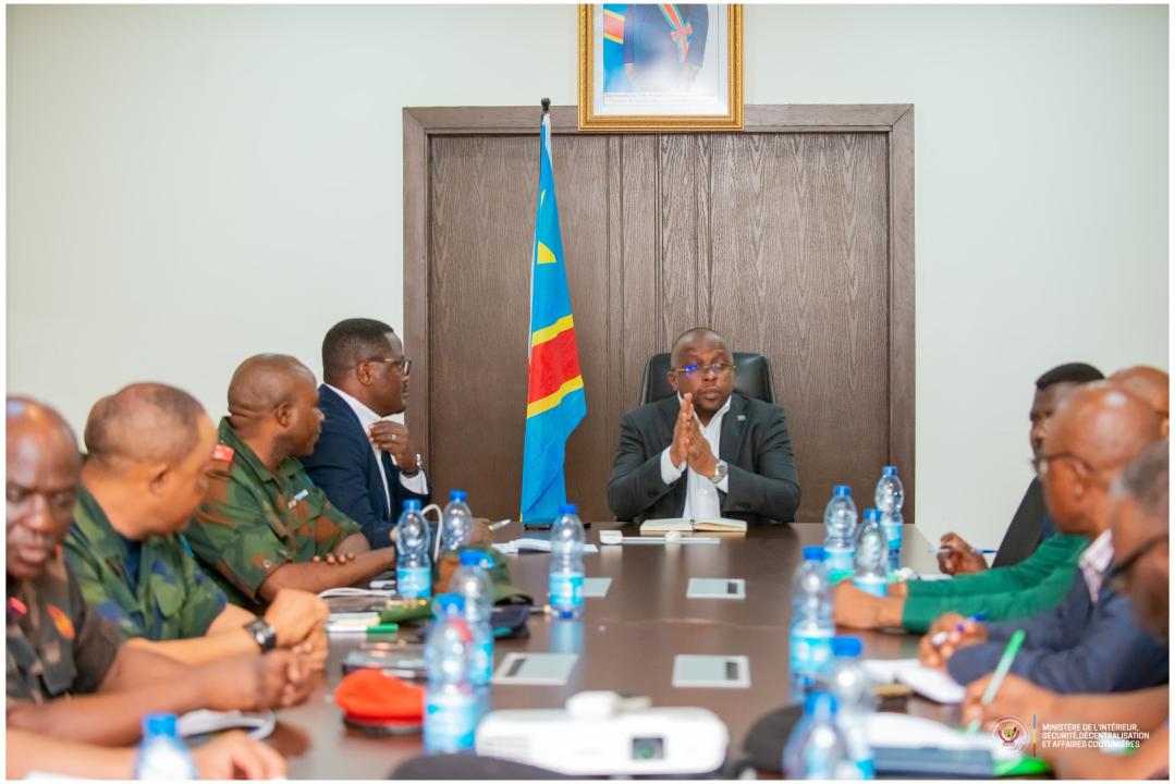 Le VPM Shabani présidant le conseil de sécurité dans province du Tanganyika