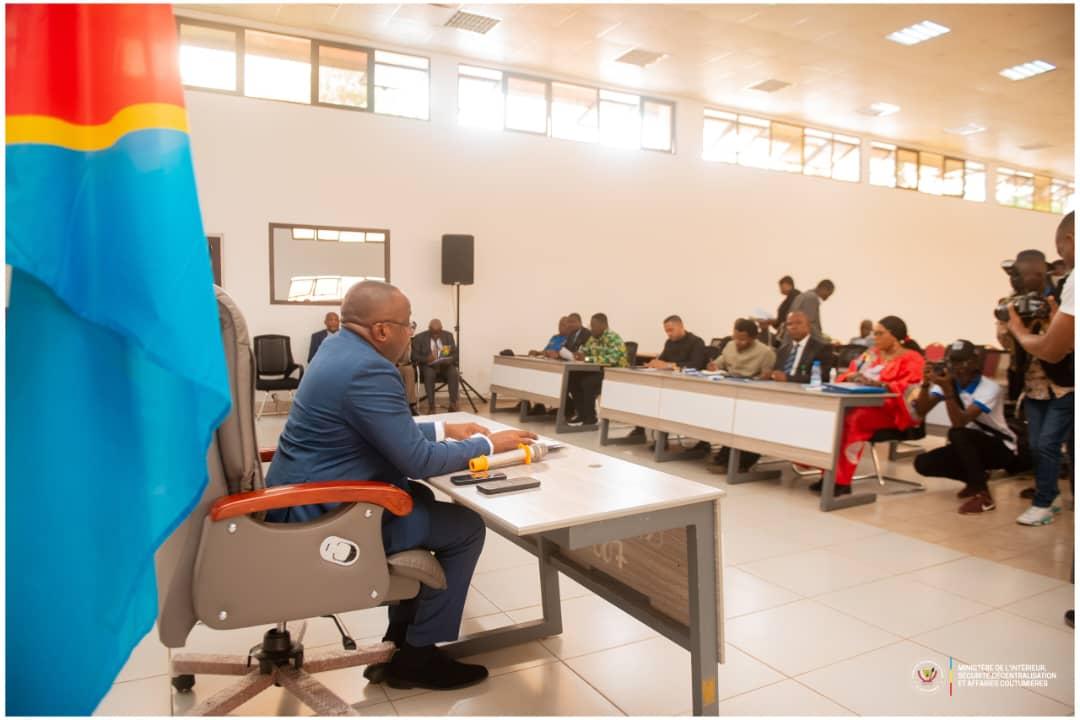 Le VPM Shabani échangeant avec les gouverneurs de 26 provinces de la RDC