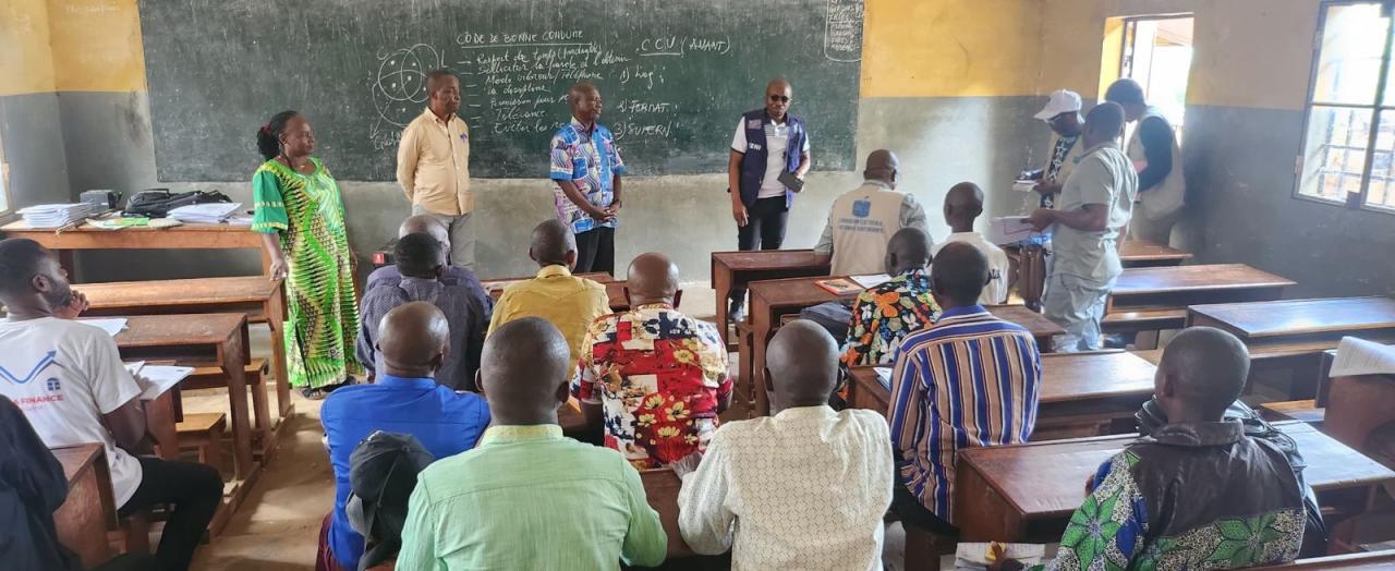 Le rapporteur de la CENI Paul Muhindo lors de la descente dans les sites de formation de Masi-Manimba, lundi 25 novembre 2024