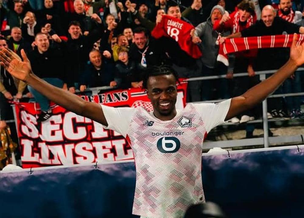 Ngal'ayel Mukau en célébration après match.