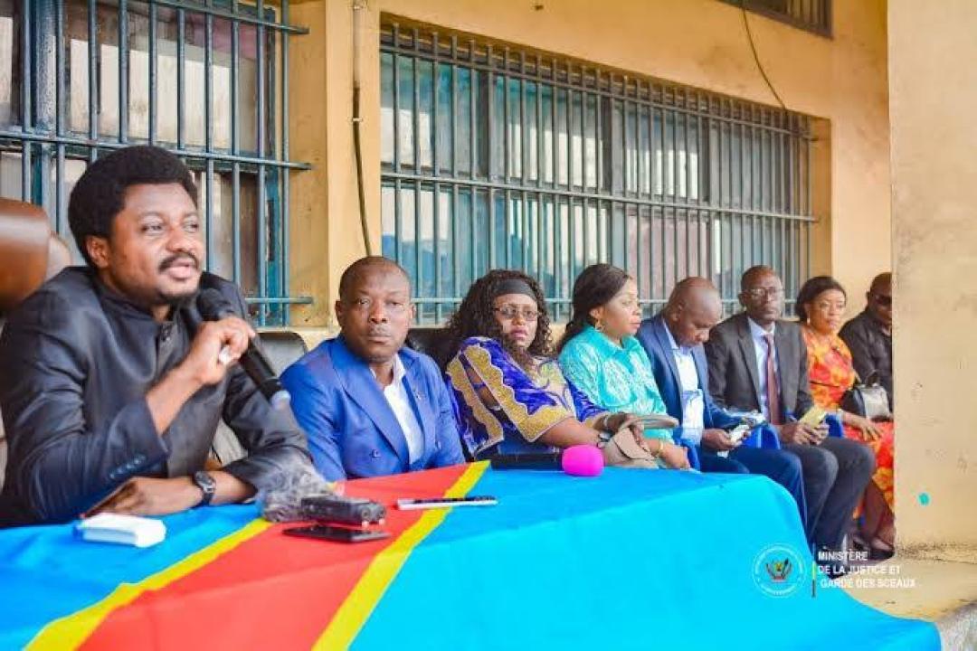 Le MinÉtat Constant Mutamba et son équipe lors d'une opération de désengorgement à la Prison de Makala 