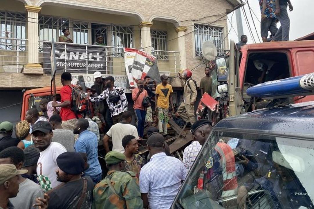 La population de Matadi-Kibala assistant au constat du drame d'accident de la circulation